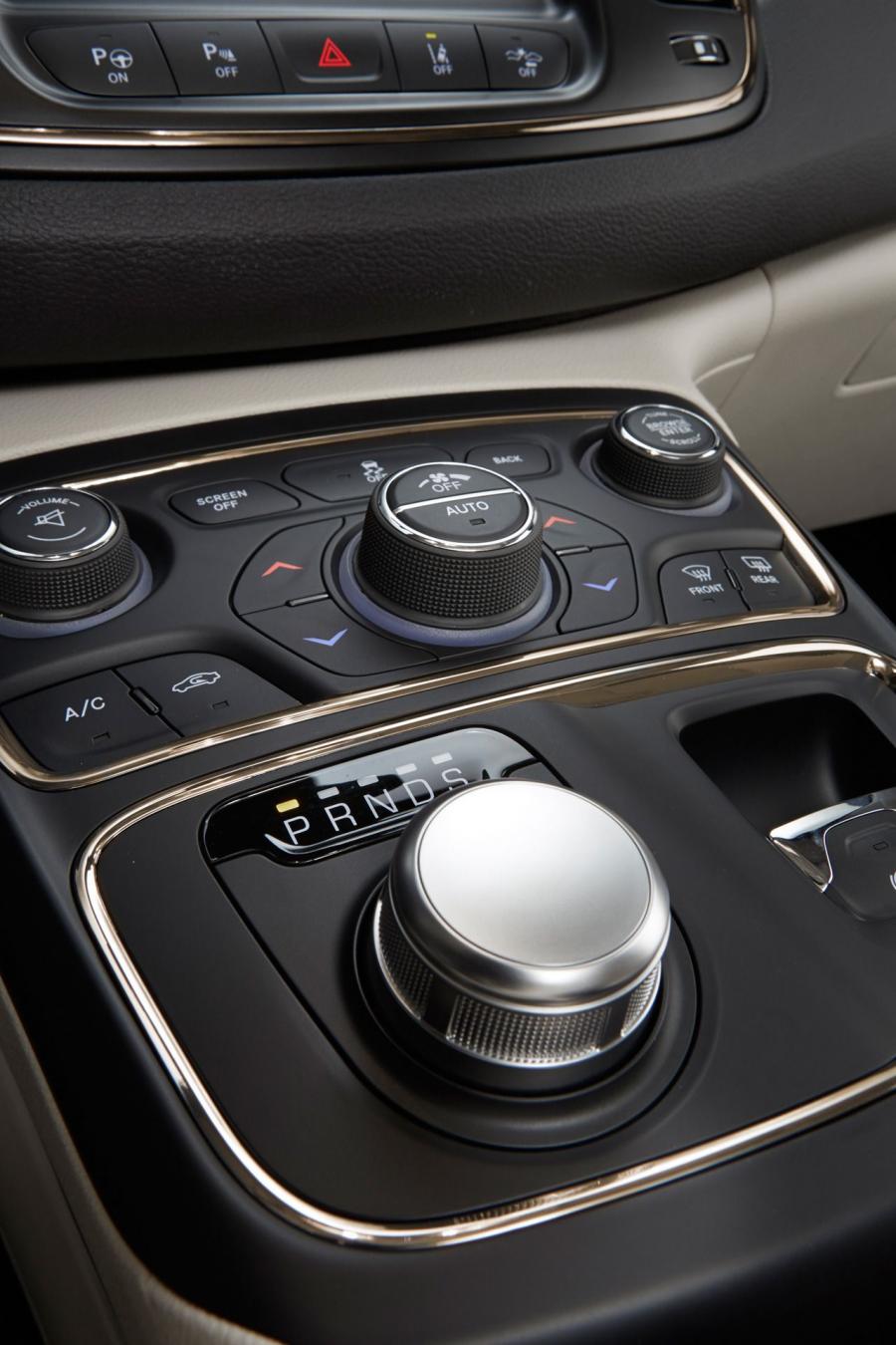  Chrysler 200 2015 года  (фото 20 из 207)